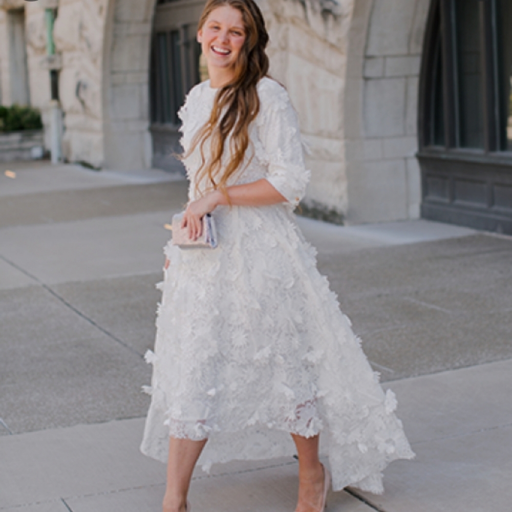 Dainty Jewells Gorgeous white dress with flower details.. size M